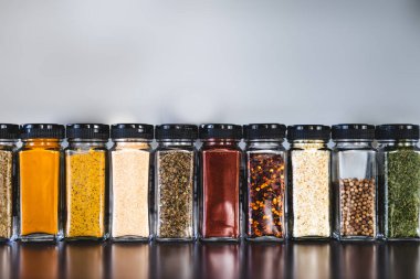 Baharat tohumları ve baharatlar düzenli kiler rafındaki baharat kavanozları, basit vejetaryen malzemeleri ve yemeklerinizin lezzeti.