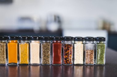 Baharat tohumları ve baharatlar düzenli kiler rafındaki baharat kavanozları, basit vejetaryen malzemeleri ve yemeklerinizin lezzeti.