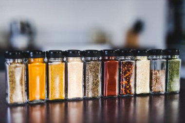 Baharat tohumları ve baharatlar düzenli kiler rafındaki baharat kavanozları, basit vejetaryen malzemeleri ve yemeklerinizin lezzeti.