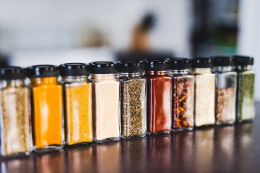 Baharat tohumları ve baharatlar düzenli kiler rafındaki baharat kavanozları, basit vejetaryen malzemeleri ve yemeklerinizin lezzeti.