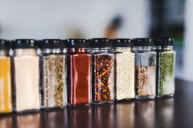 Baharat tohumları ve baharatlar düzenli kiler rafındaki baharat kavanozları, basit vejetaryen malzemeleri ve yemeklerinizin lezzeti.