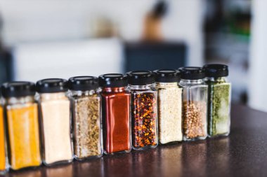 Baharat tohumları ve baharatlar düzenli kiler rafındaki baharat kavanozları, basit vejetaryen malzemeleri ve yemeklerinizin lezzeti.