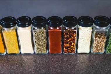 Baharat tohumları ve baharatlar düzenli kiler rafındaki baharat kavanozları, basit vejetaryen malzemeleri ve yemeklerinizin lezzeti.