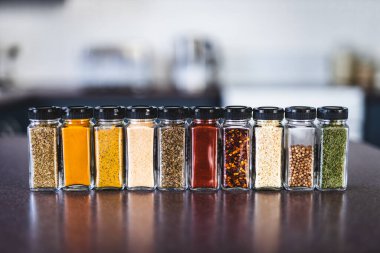 Baharat tohumları ve baharatlar düzenli kiler rafındaki baharat kavanozları, basit vejetaryen malzemeleri ve yemeklerinizin lezzeti.