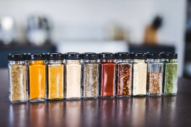 Baharat tohumları ve baharatlar düzenli kiler rafındaki baharat kavanozları, basit vejetaryen malzemeleri ve yemeklerinizin lezzeti.