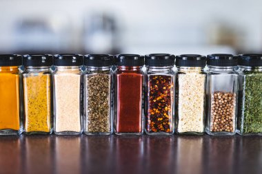 Baharat tohumları ve baharatlar düzenli kiler rafındaki baharat kavanozları, basit vejetaryen malzemeleri ve yemeklerinizin lezzeti.