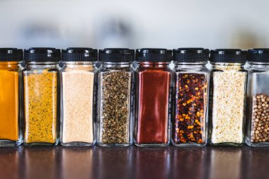 Baharat tohumları ve baharatlar düzenli kiler rafındaki baharat kavanozları, basit vejetaryen malzemeleri ve yemeklerinizin lezzeti.