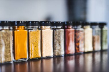 Baharat tohumları ve baharatlar düzenli kiler rafındaki baharat kavanozları, basit vejetaryen malzemeleri ve yemeklerinizin lezzeti.