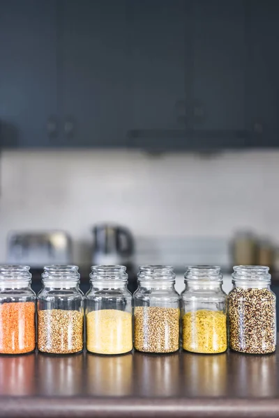 Frascos Despensa Transparente Com Diferentes Tipos Grãos Leguminosas Incluindo Quinoa — Fotografia de Stock