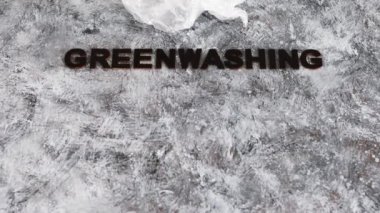 yeşil çamaşır ve sürdürülebilir kavramsal görüntü gibi davranan şirketler, altında yazı olan plastik atıkların yanında kağıt yaprak