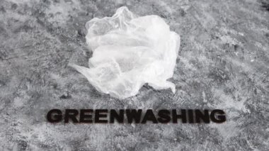 yeşil çamaşır ve sürdürülebilir kavramsal görüntü gibi davranan şirketler, altında yazı olan plastik atıkların yanında kağıt yaprak