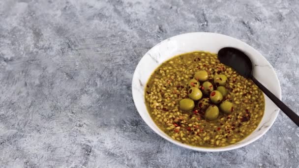 Orge Épicée Végétalienne Aux Olives Flocons Piment Garniture Recettes Alimentaires — Video