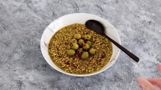 Orge Épicée Végétalienne Aux Olives Flocons Piment Garniture Recettes Alimentaires — Video