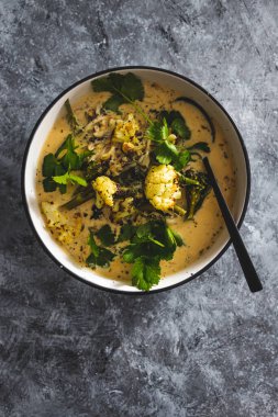 Vejetaryen karnabahar lahanası ve hardal soslu sebze çorbası, sağlıklı bitki temelli yemek tarifleri.