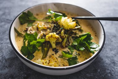 Vejetaryen karnabahar lahanası ve hardal soslu sebze çorbası, sağlıklı bitki temelli yemek tarifleri.