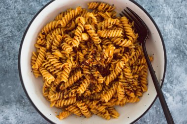 Vejetaryen sarımsaklı yağ ve biberli makarna, sağlıklı bitki bazlı yemek tarifleri.