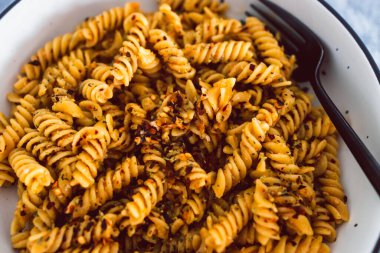 Vejetaryen sarımsaklı yağ ve biberli makarna, sağlıklı bitki bazlı yemek tarifleri.