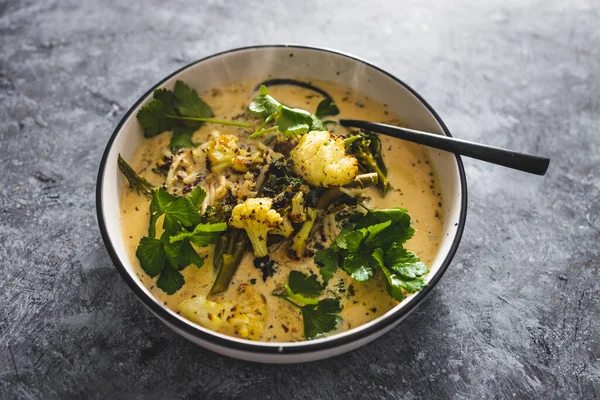 Vejetaryen karnabahar lahanası ve hardal soslu sebze çorbası, sağlıklı bitki temelli yemek tarifleri.