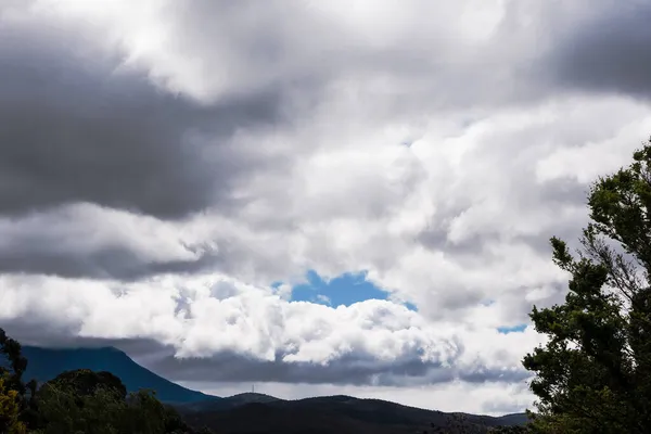 Mraky Nad Horami Hustá Vegetace Záběr Tasmánii Austrálie Zimě — Stock fotografie