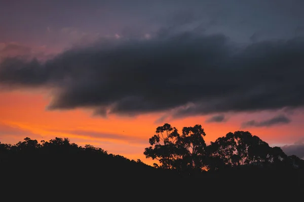 Nubes Rosadas Anaranjadas Puesta Sol Forman Sobre Las Montañas Tasmania — Foto de Stock