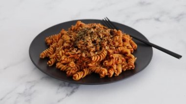 Vejetaryen kırmızı pesto fusilli makarna marine edilmiş tofu soslu, sağlıklı bitki temelli yemek tarifleri.
