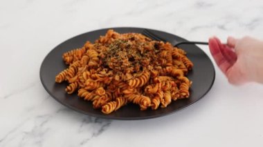 Vejetaryen kırmızı pesto fusilli makarna marine edilmiş tofu soslu, sağlıklı bitki temelli yemek tarifleri.
