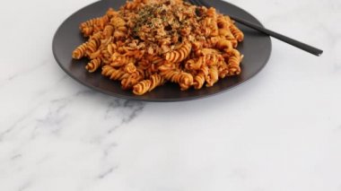 Vejetaryen kırmızı pesto fusilli makarna marine edilmiş tofu soslu, sağlıklı bitki temelli yemek tarifleri.