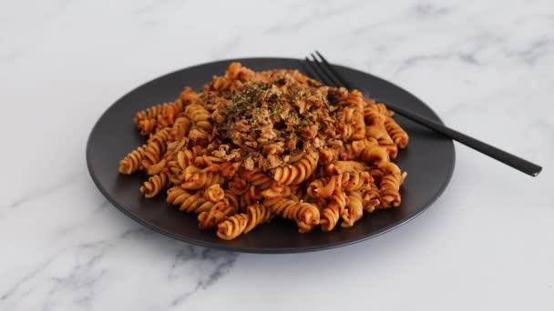 Pasta Fusilli Pesto Rojo Vegano Con Adobo Tofu Marinado Recetas — Vídeos de Stock