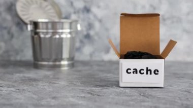 çevrimiçi gizlilik ve depolanan bilgi kavramı, önbellek etiketli kutu metaforu geri dönüşüm kutusunun yanında