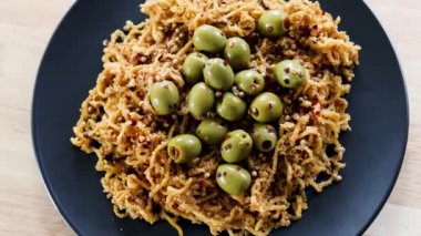 Zeytinli ve biberli vejetaryen zencefilli şehriye, sağlıklı bitki temelli yemek tarifleri.