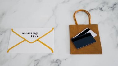 e-posta pazarlaması ve abonelerin müşteriye çevrilmesi, e-posta zarfında posta listesi etiketi ve alışveriş çantasının üstünde ödeme kartları
