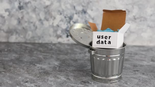 オンラインプライバシーと保存された情報の概念 ごみ箱の横にユーザーデータラベルとボックスのメタファー — ストック動画