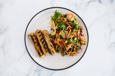 Taze salatalı vegan sosisleri, sağlıklı bitki temelli yemek tarifleri.