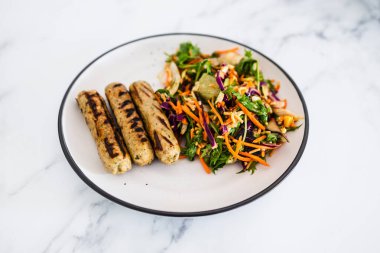 Taze salatalı vegan sosisleri, sağlıklı bitki temelli yemek tarifleri.