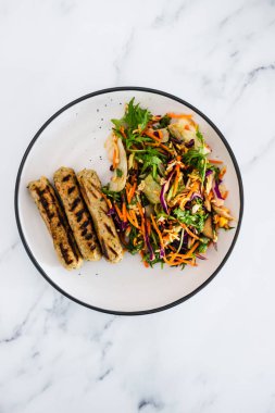 Taze salatalı vegan sosisleri, sağlıklı bitki temelli yemek tarifleri.
