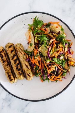 Taze salatalı vegan sosisleri, sağlıklı bitki temelli yemek tarifleri.