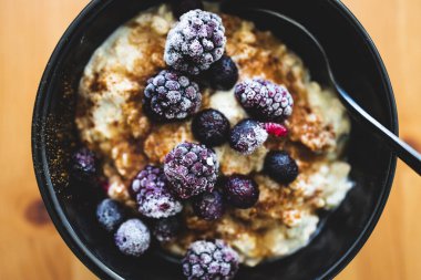 Tarçınlı ve akçaağaç şuruplu vegan yulaf ezmesi, sağlıklı bitki temelli yemek tarifleri.