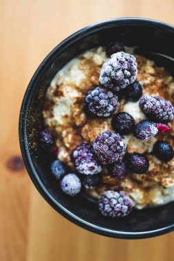 Tarçınlı ve akçaağaç şuruplu vegan yulaf ezmesi, sağlıklı bitki temelli yemek tarifleri.