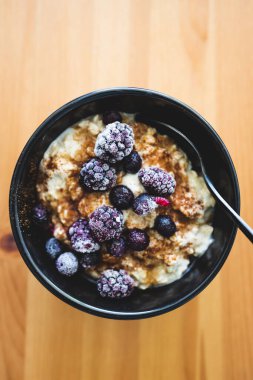Tarçınlı ve akçaağaç şuruplu vegan yulaf ezmesi, sağlıklı bitki temelli yemek tarifleri.