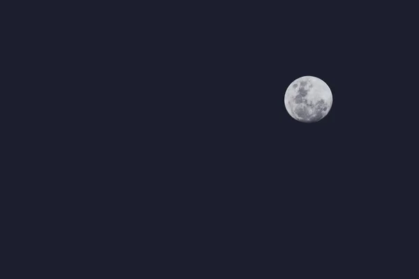 Πανσέληνος Στο Νυχτερινό Ουρανό Τραβηγμένο Τηλεφακό Ξεθωριασμένη Μπλε Επεξεργασία — Φωτογραφία Αρχείου