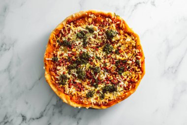 Bitkisel pastırma soslu vejetaryen pizza ve sütsüz peynir, sağlıklı bitki temelli yemek tarifleri.