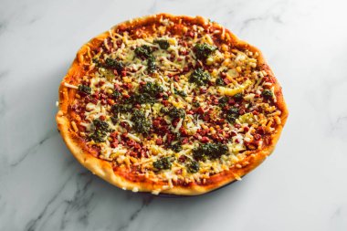 Bitkisel pastırma soslu vejetaryen pizza ve sütsüz peynir, sağlıklı bitki temelli yemek tarifleri.