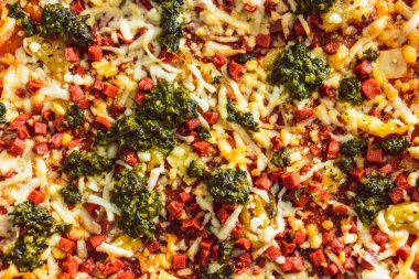 Bitkisel pastırma soslu vejetaryen pizza ve sütsüz peynir, sağlıklı bitki temelli yemek tarifleri.