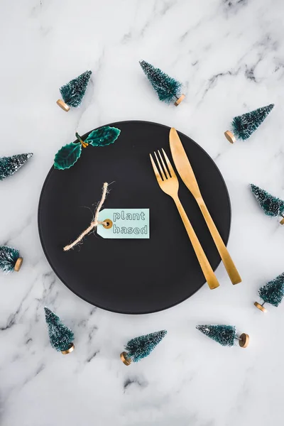 Növényi Alapú Címke Fekete Étkezőtányér Tetején Karácsonyi Dekorációval Márványasztalon Egészséges — Stock Fotó