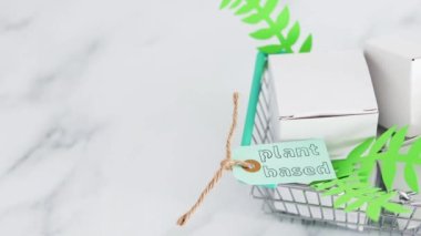 sürdürülebilirlik ve zulüm içermeyen ürün konsepti, boş ürün paketleriyle alışveriş septi ve bitkisel bazlı etiketli yeşil yapraklar