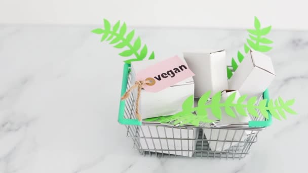 Duurzaamheid Wreed Productconcept Winkelmandje Met Blanco Productverpakkingen Groene Bladeren Met — Stockvideo