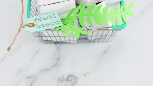 Duurzaamheid Productconcept Zonder Wreedheid Winkelmandje Met Blanco Productverpakkingen Groene Bladeren — Stockvideo