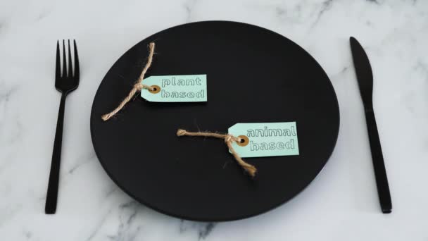 Plantaardig Dierlijk Product Tags Bovenop Zwarte Eettafel Marmeren Tafel Concept — Stockvideo