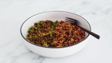 Vejetaryen brokoli ve teriyaki soslu bezelye dilimlenmiş soya peyniri, sağlıklı bitki temelli yemek tarifleri.