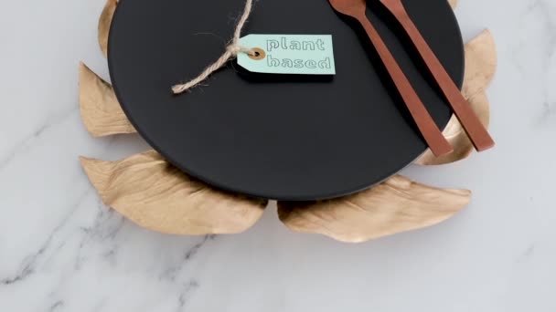 Etiqueta Base Plantas Parte Superior Placa Comedor Negro Con Decoración — Vídeo de stock